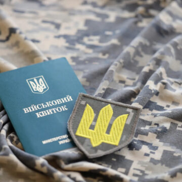 На Івано-Франківщині перевіряють військовослужбовицю, яка отримувала виплати, працюючи у власному салоні краси