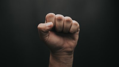 На Снятинщині виклик на домашнє насильство переріс у масову бійку з поліцією — родина втрьох напала на патрульних