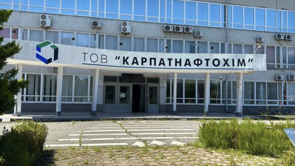 Калуш на межі колапсу через борги «Карпатнафтохіму» — працівники очисних споруд погодилися почекати до 21 вересня Калуш на межі колапсу через борги «Карпатнафтохіму» — працівники очисних споруд погодилися почекати до 21 вересня