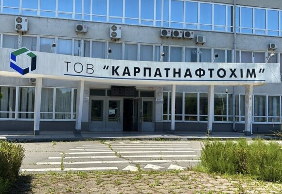 Калуш на межі колапсу через борги «Карпатнафтохіму» — працівники очисних споруд погодилися почекати до 21 вересня