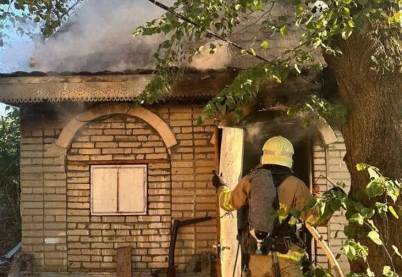 У Тисмениці рятувальники ліквідували пожежу господарської будівлі (ФОТОФАКТ)