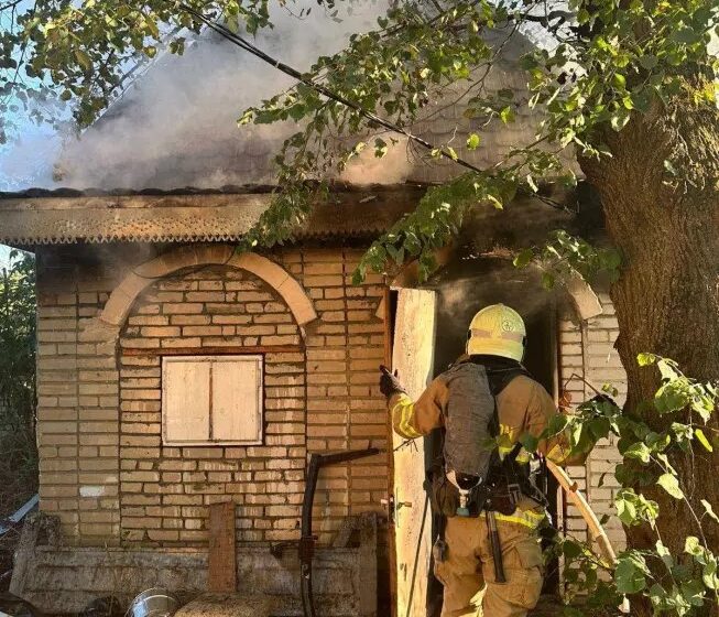 У Тисмениці рятувальники ліквідували пожежу господарської будівлі (ФОТОФАКТ)