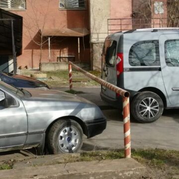 У Калуші демонтують самовільні обмежувачі у дворах У Калуші демонтують самовільні обмежувачі у дворах