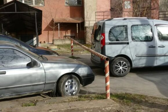 У Калуші демонтують самовільні обмежувачі у дворах У Калуші демонтують самовільні обмежувачі у дворах