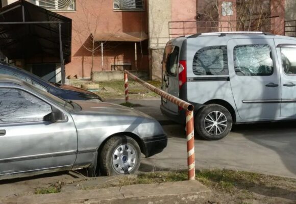 У Калуші демонтують самовільні обмежувачі у дворах