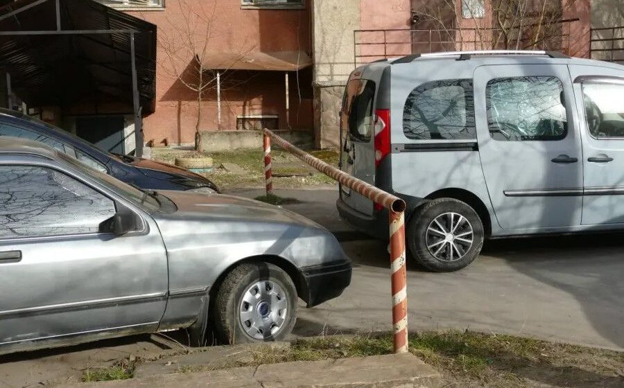 У Калуші демонтують самовільні обмежувачі у дворах