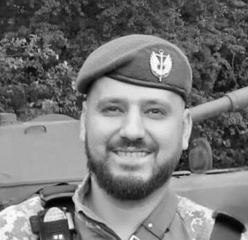 У Коломиї відкрили меморіальну дошку на честь загиблого сержанта Любомира Маріна У Коломиї відкрили меморіальну дошку на честь загиблого сержанта Любомира Маріна