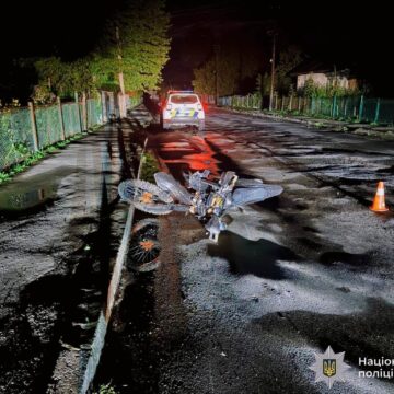 Загинув пасажир мотоцикла: у Надвірній нетверезий 17-річний водій скоїв смертельну ДТП (ФОТО) Загинув пасажир мотоцикла: у Надвірній нетверезий 17-річний водій скоїв смертельну ДТП (ФОТО)