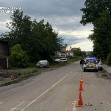 На Прикарпатті судитимуть керманича, який збив на «зебрі» на 12-річного хлопця На Прикарпатті судитимуть керманича, який збив на «зебрі» на 12-річного хлопця