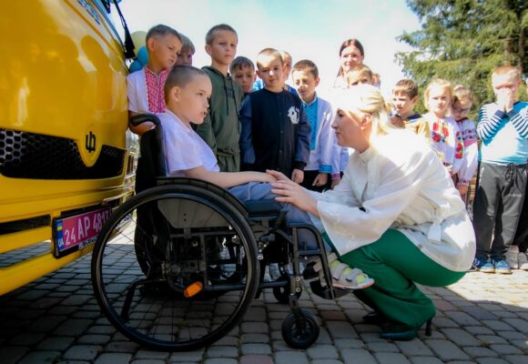 Дві гірські громади Прикарпаття отримали спеціалізовані “школярики” (ФОТО)