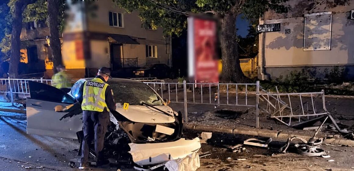 У Франківську нетверезий водія Tesla спричинив ДТП із потерпілою (ФОТО) У Франківську нетверезий водія Tesla спричинив ДТП із потерпілою (ФОТО)