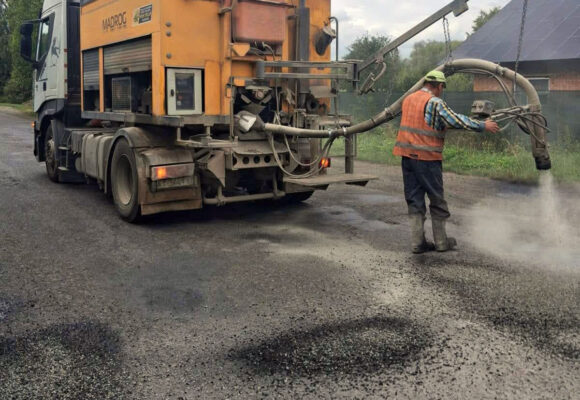 На Прикарпатті продовжуються роботи з утримання доріг державного значення