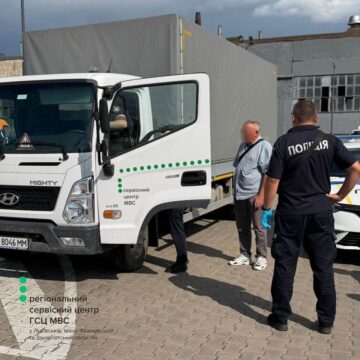 100 доларів за категорію “С”: у Франківську чоловік намагався підкупити екзаменатора сервісного центру МВС 100 доларів за категорію “С”: у Франківську чоловік намагався підкупити екзаменатора сервісного центру МВС