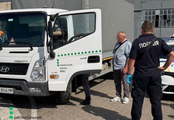 100 доларів за категорію “С”: у Франківську чоловік намагався підкупити екзаменатора сервісного центру МВС