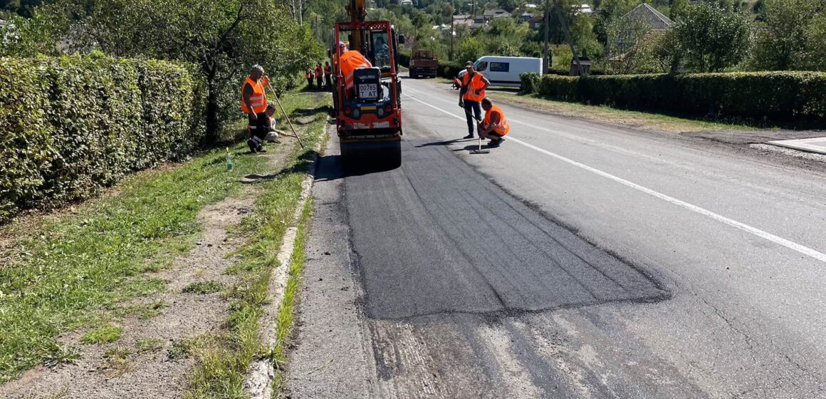 На дорогах Прикарпаття ліквідовують аварійну ямковість: де тривають роботи На дорогах Прикарпаття ліквідовують аварійну ямковість: де тривають роботи