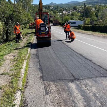 На дорогах Прикарпаття ліквідовують аварійну ямковість: де тривають роботи На дорогах Прикарпаття ліквідовують аварійну ямковість: де тривають роботи