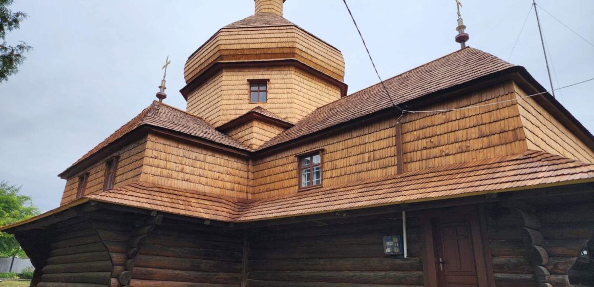 Храму XVIII століття у Снятині повернули історичний вигляд: святиню знову вкрили ґонтом (ФОТО) Храму XVIII століття у Снятині повернули історичний вигляд: святиню знову вкрили ґонтом (ФОТО)