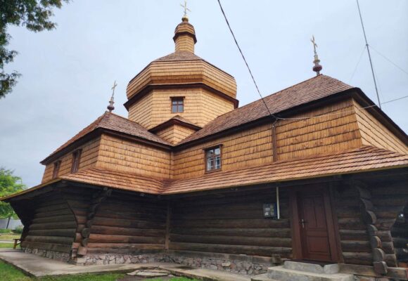 Храму XVIII століття у Снятині повернули історичний вигляд: святиню знову вкрили ґонтом (ФОТО)