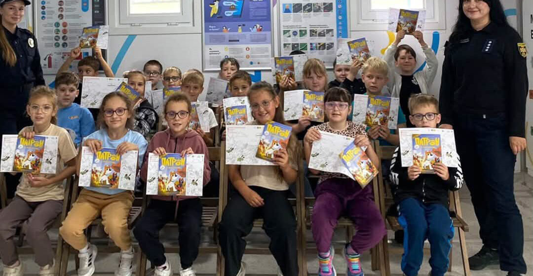 У Чернієві для дітей провели заняття у мобільному класі безпеки У Чернієві для дітей провели заняття у мобільному класі безпеки