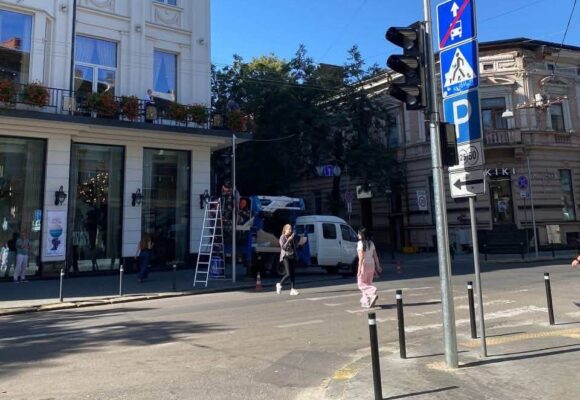 В центрі Івано-Франківська встановили новий пішохідний світлофор