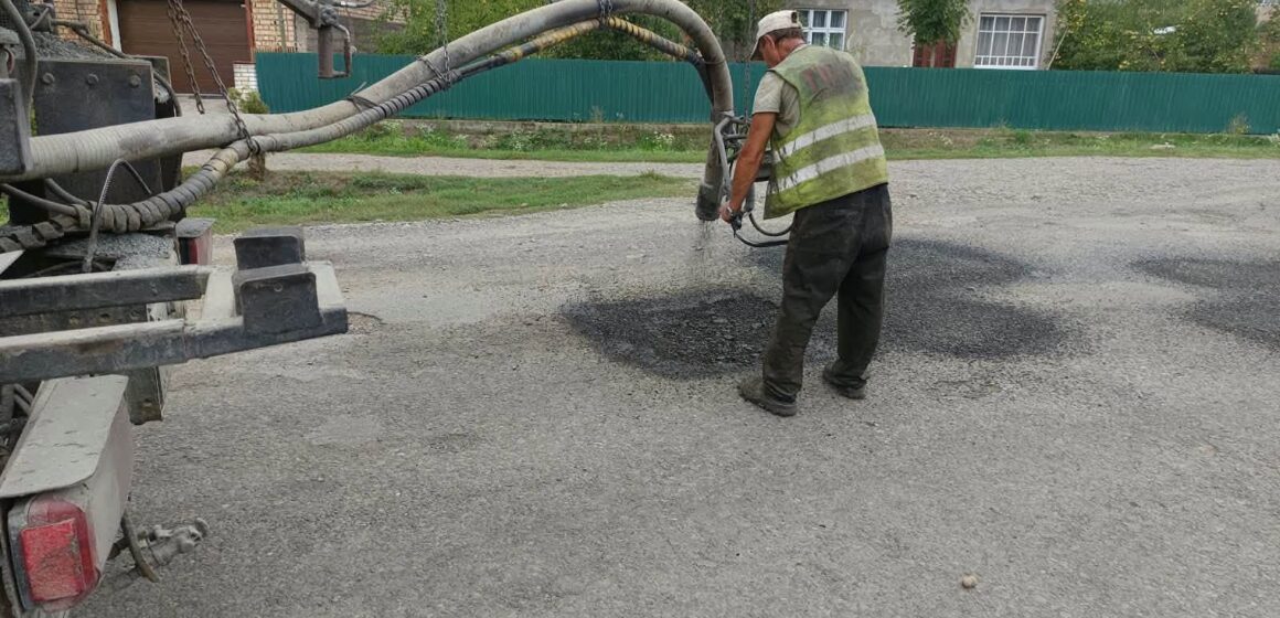 На дорогах Прикарпаття продовжують ліквідовувати аварійну ямковість: де працюють дорожники цього тижня (ФОТО) На дорогах Прикарпаття продовжують ліквідовувати аварійну ямковість: де працюють дорожники цього тижня (ФОТО)