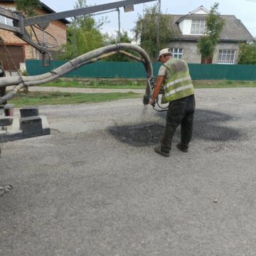 На дорогах Прикарпаття продовжують ліквідовувати аварійну ямковість: де працюють дорожники цього тижня (ФОТО)