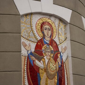На фасаді бібліотеки ІФНМУ відкрили та освятили мозаїчну ікону «Богородиця — Премудрість Божа» На фасаді бібліотеки ІФНМУ відкрили та освятили мозаїчну ікону «Богородиця — Премудрість Божа»