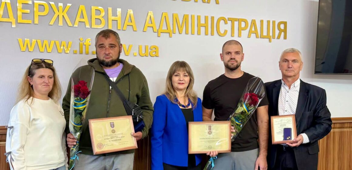 Двох ветеранів із Прикарпаття відзначили за мужність і захист України Двох ветеранів із Прикарпаття відзначили за мужність і захист України