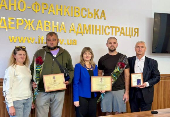 Двох ветеранів із Прикарпаття відзначили за мужність і захист України