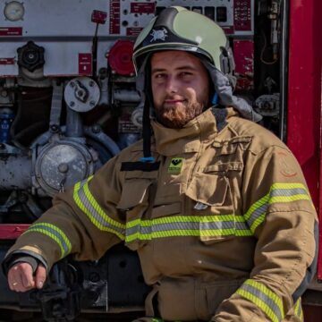 «Вогонь знищує все дуже швидко»: історія пожежника 114-ї бригади, який зустрів повномасштабну війну на аеродромі «Вогонь знищує все дуже швидко»: історія пожежника 114-ї бригади, який зустрів повномасштабну війну на аеродромі