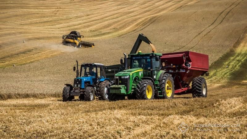 На Прикарпатті триває друга фаза жнив: аграрії вже намолотили 458 тисяч тонн зерна На Прикарпатті триває друга фаза жнив: аграрії вже намолотили 458 тисяч тонн зерна