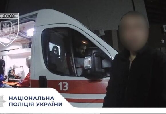 У Франківську нетверезий чоловік влаштував конфлікт у магазині та чинив опір поліцейським