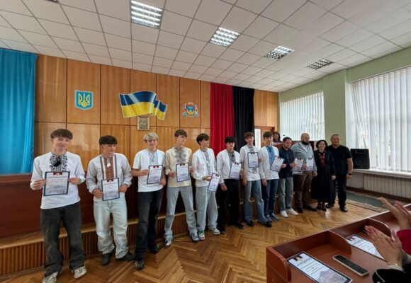 Гордість Надвірнянщини: відзначили талановитих школярів та їхніх педагогів (ФОТО)