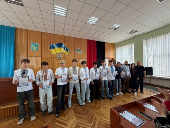 Гордість громади: у Надвірній відзначили талановитих школярів та їхніх педагогів (ФОТО)