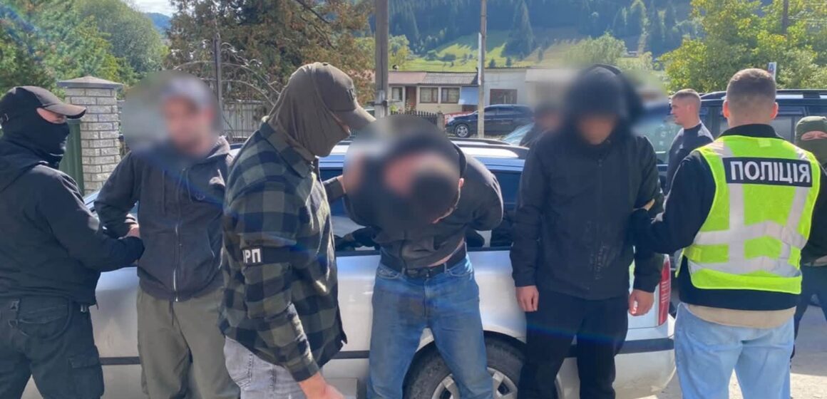 Через гори до Румунії за 5 тисяч доларів: правоохоронці затримали 23-річного верховинця