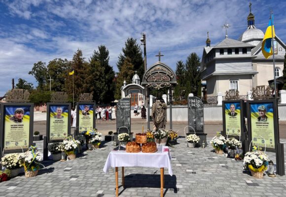 На Городенківщині відкрили та освячетили Алею Героїв та скульптуру Ісуса Христа