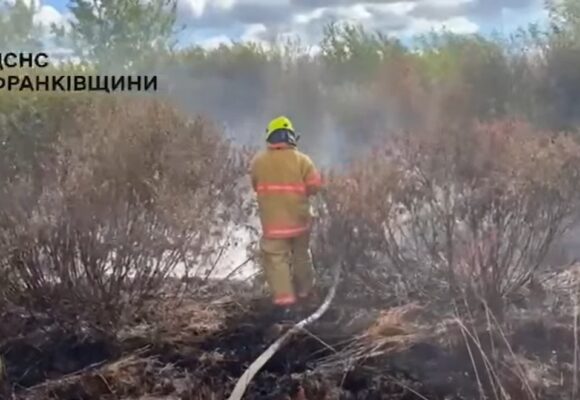 На Калущині рятувальники другу добу гасять пожежу торфу — виявили ще один осередок