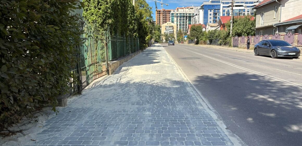 На вулиці Дорошенка у Івано-Франківську облаштували частину тротуару