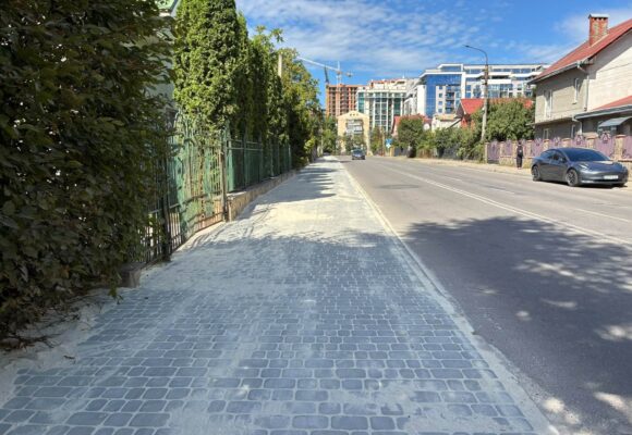 На вулиці Дорошенка у Івано-Франківську облаштували частину тротуару