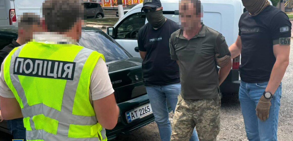 Обіцяв мобілізованому місце в роті охорони: на Івано-Франківщині викрили на хабарі посадовця ТЦК (ФОТО) Обіцяв мобілізованому місце в роті охорони: на Івано-Франківщині викрили на хабарі посадовця ТЦК (ФОТО)