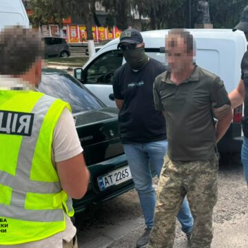 Обіцяв мобілізованому місце в роті охорони: на Івано-Франківщині викрили на хабарі посадовця ТЦК (ФОТО) Обіцяв мобілізованому місце в роті охорони: на Івано-Франківщині викрили на хабарі посадовця ТЦК (ФОТО)