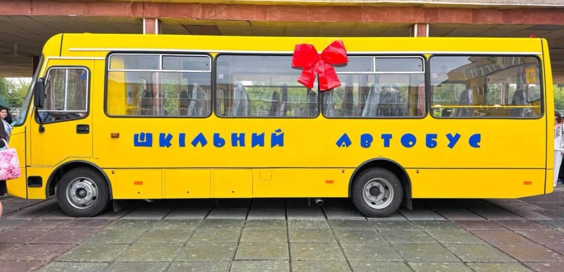 У День знань громадам Прикарпаття передали шість нових шкільних автобусів