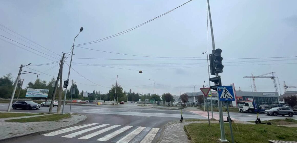 У Франківську бізнес профінансував новий світлофор на перехресті поруч із навчальним закладом (ФОТО)