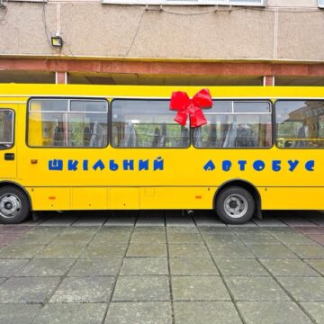 У День знань громадам Прикарпаття передали шість нових шкільних автобусів У День знань громадам Прикарпаття передали шість нових шкільних автобусів