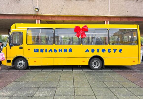 У День знань громадам Прикарпаття передали шість нових шкільних автобусів