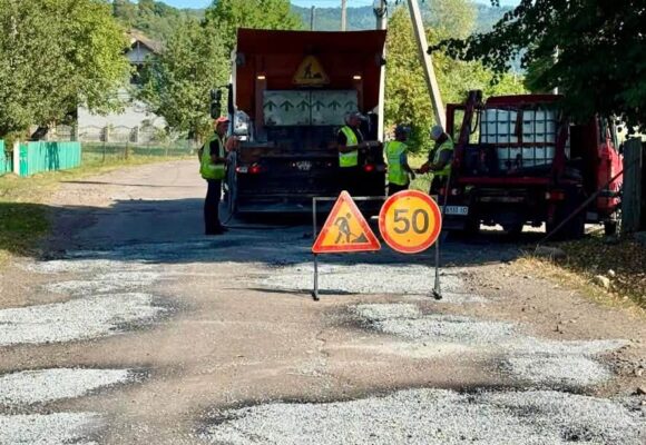 На дорогах місцевого значення Прикарпаття тривають ремонтні роботи (ФОТО)