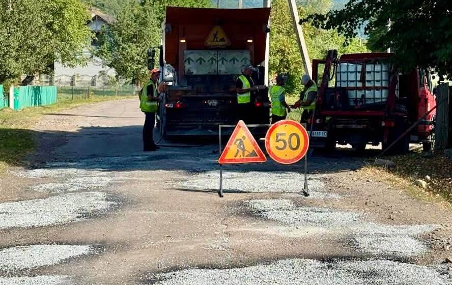 На дорогах місцевого значення Прикарпаття тривають ремонтні роботи (ФОТО) На дорогах місцевого значення Прикарпаття тривають ремонтні роботи (ФОТО)