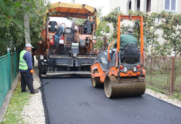 Без вибоїн і калюж: ще одна вулиця Коломиї отримала нове асфальтне покриття (ФОТО)