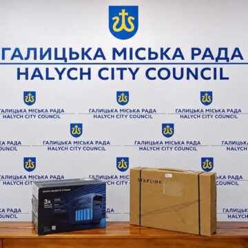 Три старлінки та зарядна станція – з Галича направили чергову допомогу військовим Три старлінки та зарядна станція – з Галича направили чергову допомогу військовим