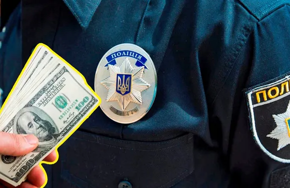 Засунув 100 доларів за кобуру пістолета: у Долині водій напідпитку намагався дати хабар патрульному 